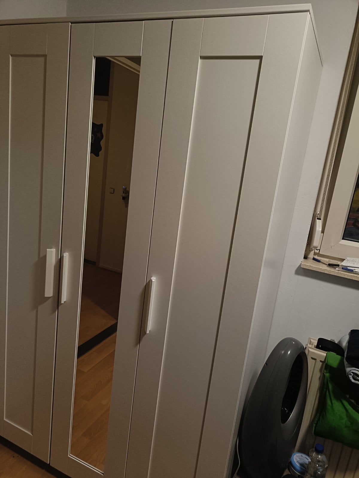 IKEA BRIMNES Kledingkast met 3 deuren en spiegel, Ophalen, Met deur(en), 100 tot 150 cm, Zo goed als nieuw