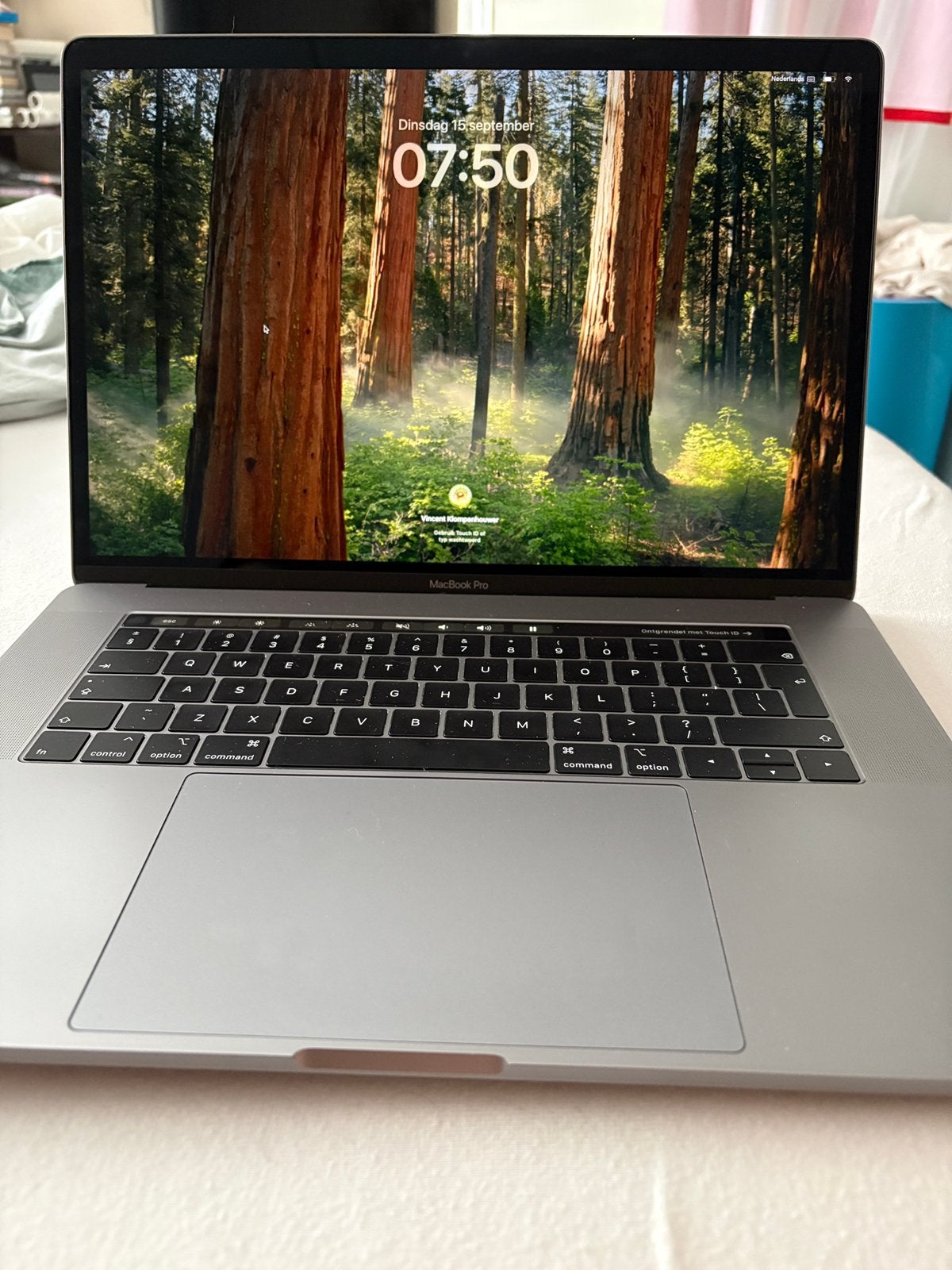 Foto 2 van Macbook Pro 15-inch nwe batterij 16GB RAM en 500GB SSD 2019