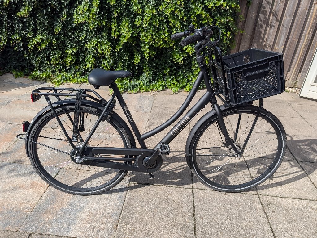 Cortina dames transportfiets 57 cm zwart met krat, Versnellingen, 56 cm of meer, Zo goed als nieuw, Ophalen