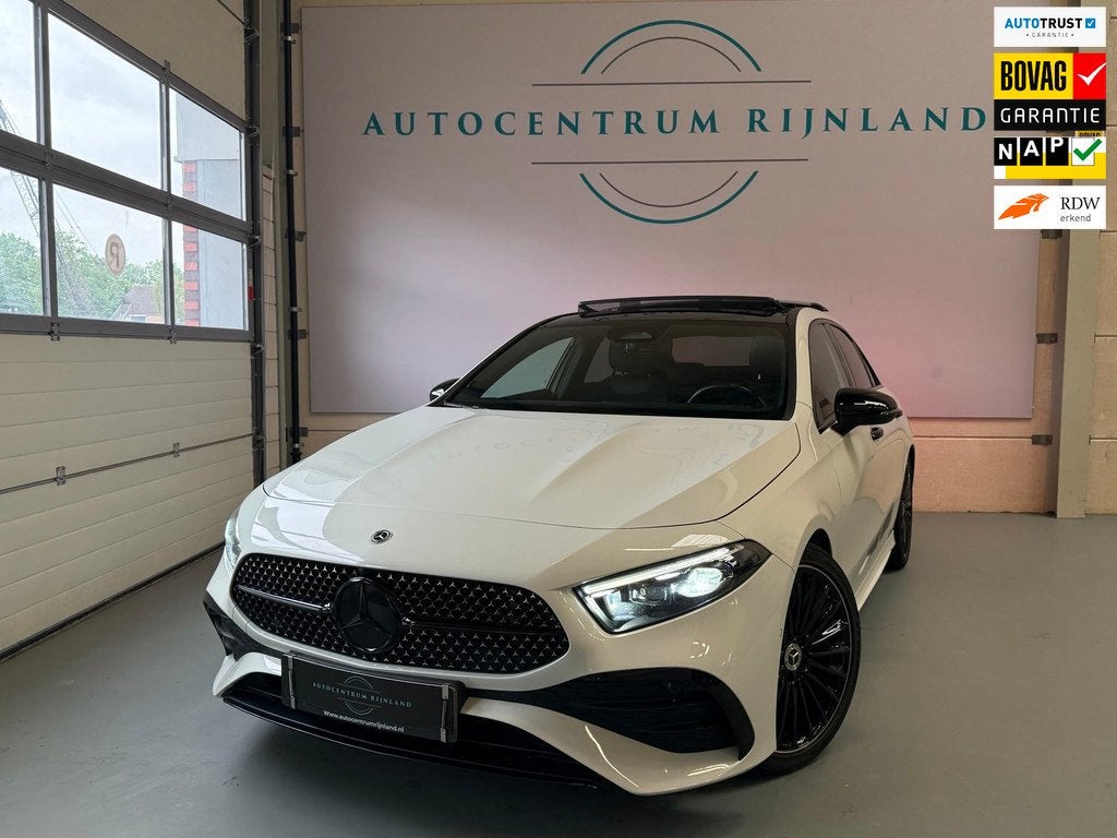 Mercedes-Benz A-klasse 180 AMG Black Line Automaat, Panorama, Auto's, Mercedes-Benz, 136 pk, Wit, Origineel Nederlands, Nieuw