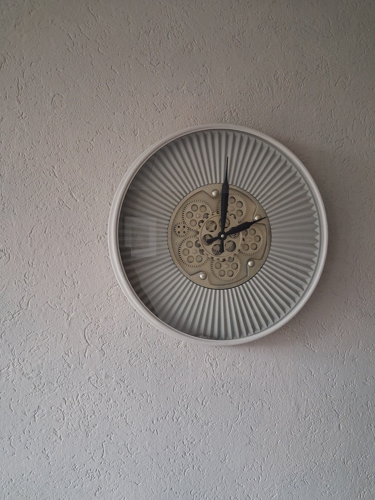 Warm beige wandklok met draaiende tandwielen, Ophalen, Wandklok, Zichtbaar uurwerk, Analoog