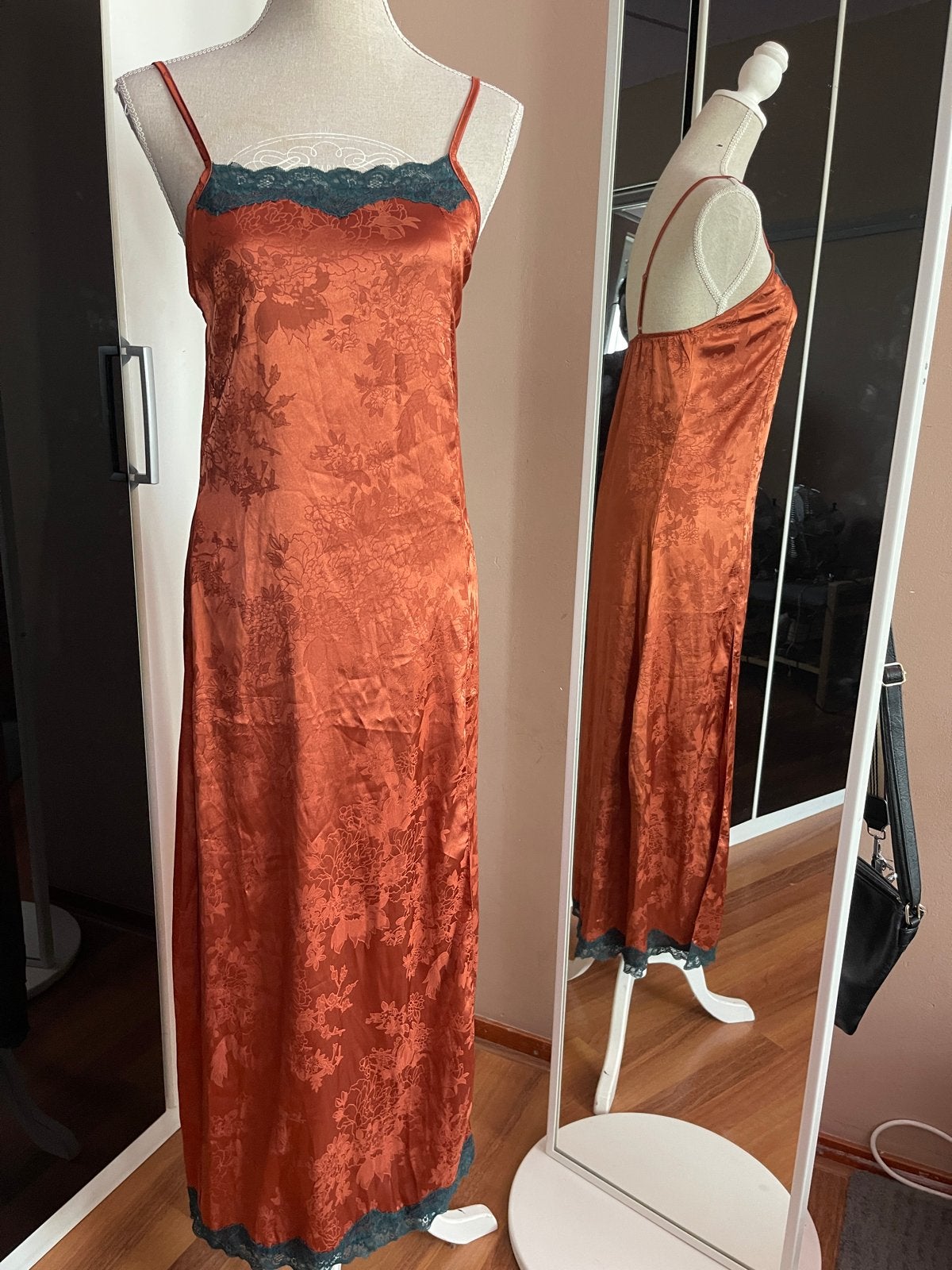 Sevim satijnen slipdress met kant - Maat M, Kleding | Dames, Overige kleuren, Zo goed als nieuw, Onder de knie, Ophalen