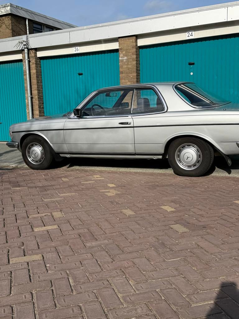 Mercedes-Benz 200-Serie 2.3 230 C 1977 Grijs automaat, Auto's, Mercedes-Benz, 2307 cc, Handgeschakeld, 200-Serie, Hatchback