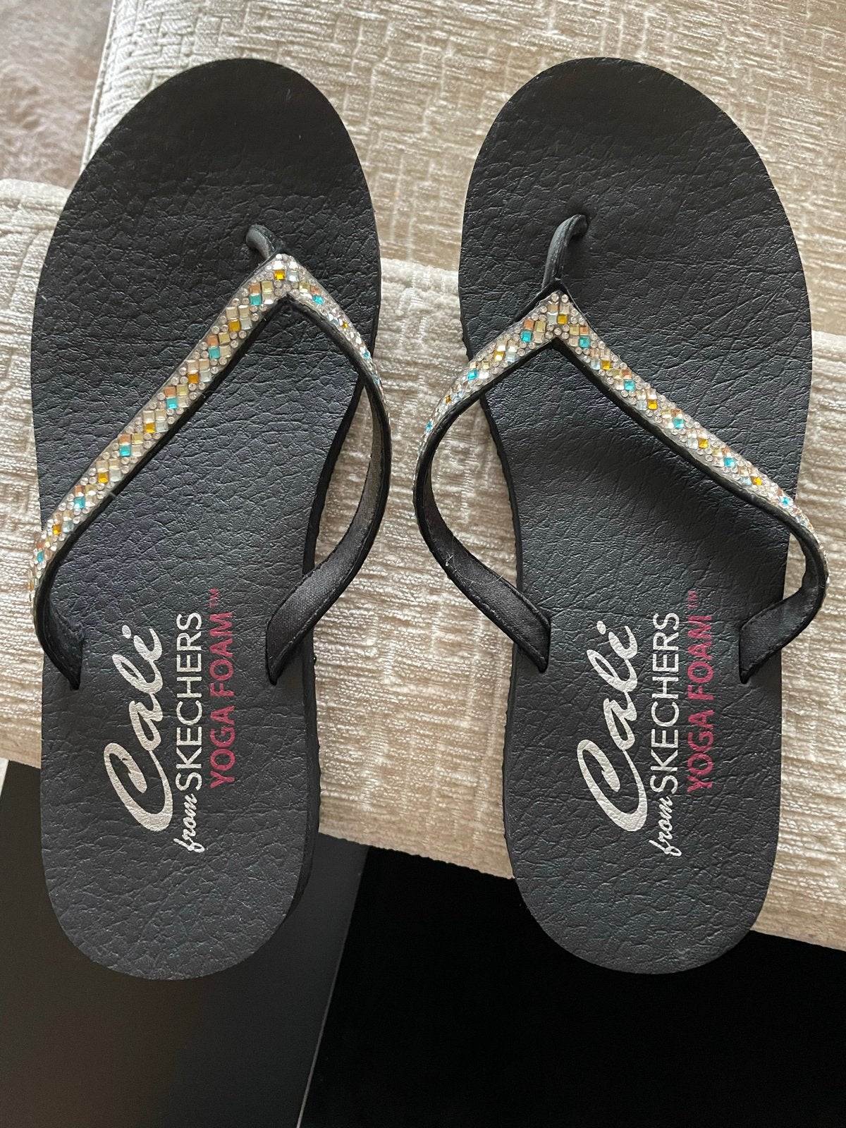 Skechers meditation butterfly garden teenslippers maat 38/39, Slippers, Zwart, Ophalen of Verzenden, Zo goed als nieuw