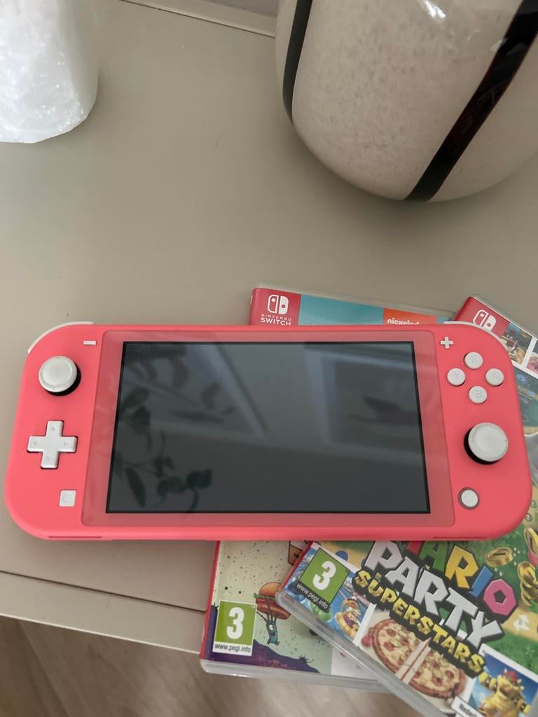 Nintendo Switch Lite Roze/Coral met beschermhoes, Ophalen, Roze of Coral, Zo goed als nieuw, Met beschermhoes of tas