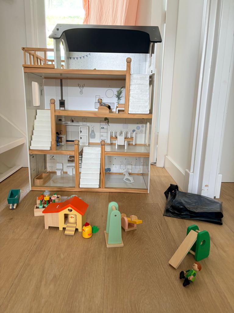 Petit Amelie houten poppenhuis met meubels en speeltuin, Ophalen, Gebruikt, Poppenhuis
