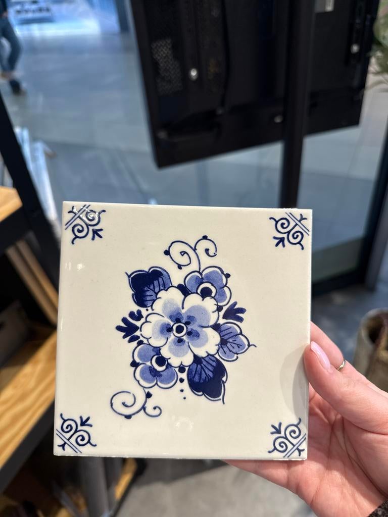 Heinen Delfts Blauw Tegel met Bloemmotief, Antiek en Kunst, Antiek | Wandborden en Tegels, Ophalen of Verzenden