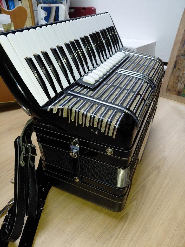 Hohner Morino VI N Accordeon - Melodiebassen - gestemd, Muziek en Instrumenten, Accordeons, Gebruikt, Overige formaten, Met koffer