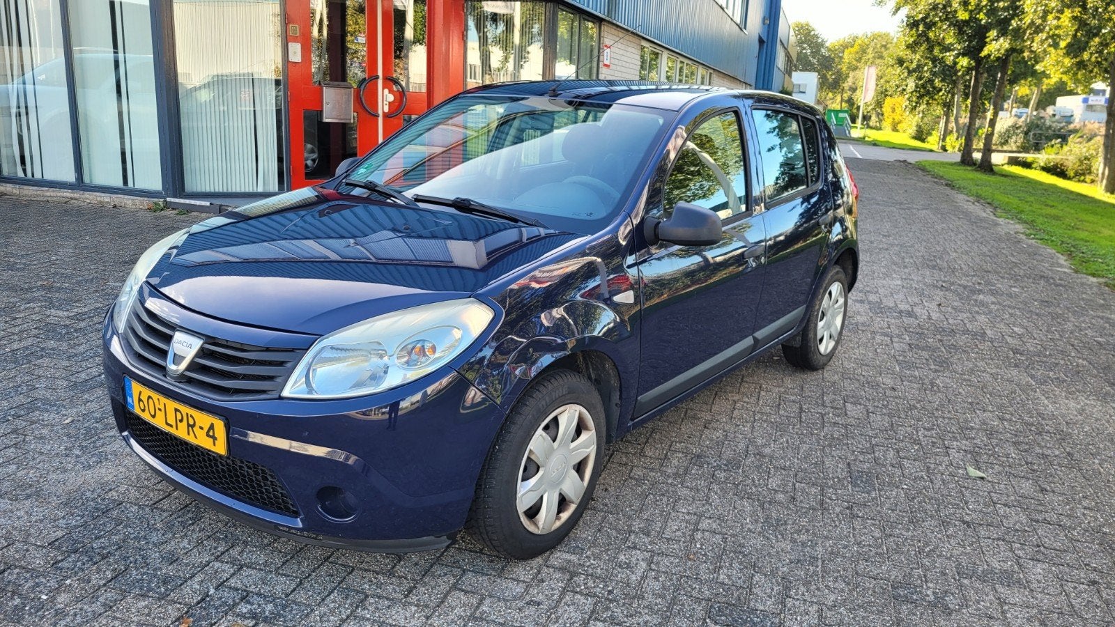 Dacia Sandero 1.2 16V 2010 Blauw Airco! lage km! nieuwe apk!, Auto's, Voorwielaandrijving, Euro 5, Stof, Blauw