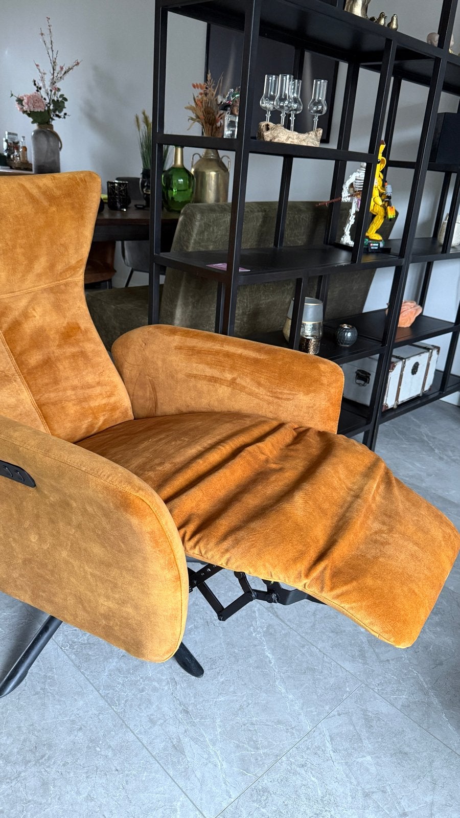 Comfortabele okergele relaxfauteuil met verstelbare leuning