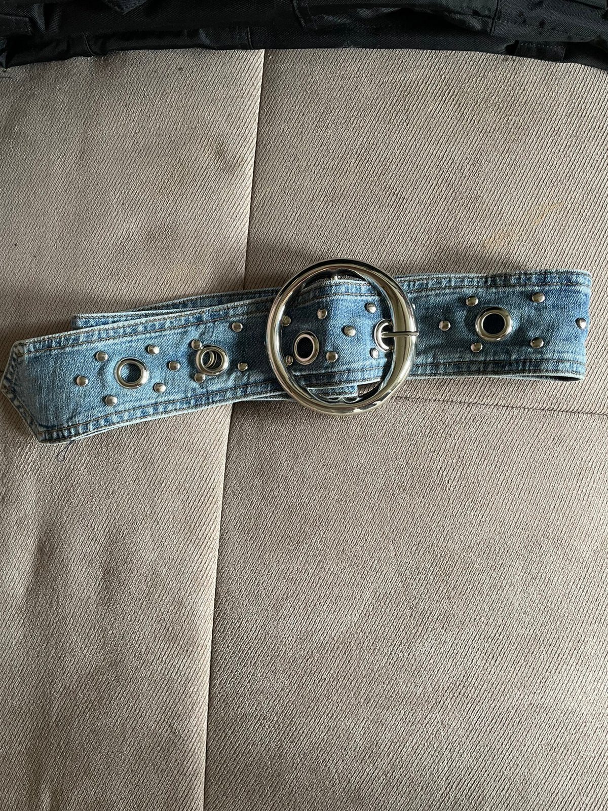 2 spijkerstof riemen waarvan 1 met studs zie foto’s, Kleding | Dames, Ophalen of Verzenden, Zo goed als nieuw, Overige kleuren