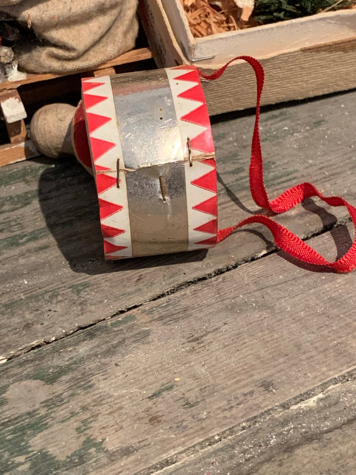 Zeer oude Kerstboom versiering trommel met rood lint, Gebruikt, T, Ophalen of Verzenden, N