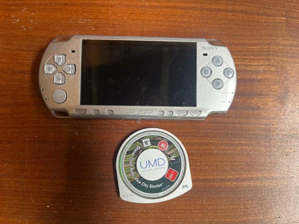 Defecte PSP 2004 Silver - Zonder Batterij/Oplader, Spelcomputers en Games, Spelcomputers | Sony PSP, Ophalen of Verzenden, Niet werkend
