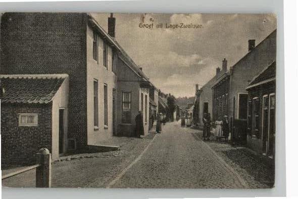 Lage Zwaluwe met volk  st 1915, Ophalen of Verzenden, Voor 1920, Gelopen, Noord-Brabant