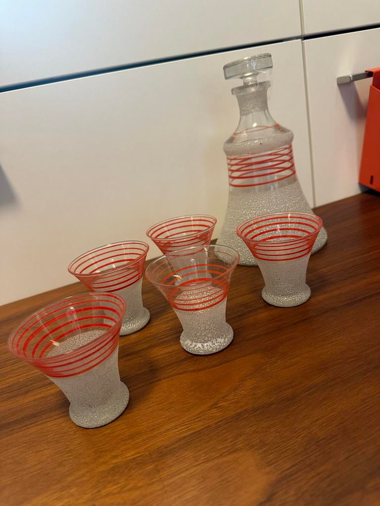 Vintage karaf met 5 borrelglaasjes - rood/wit, Ophalen of Verzenden, Zo goed als nieuw