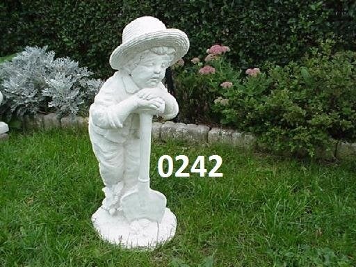 JONGEN MET SCHEP KIJKT DE TUIN IN.  nr 0242, Ophalen, Nieuw, Beton, Mensenbeeld