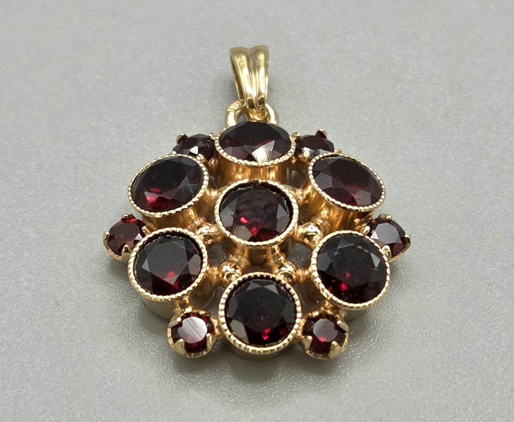 Vintage gouden hanger met edelstenen granaat. 2026/566, Overige voorstellingen, ., Ophalen of Verzenden, Zo goed als nieuw
