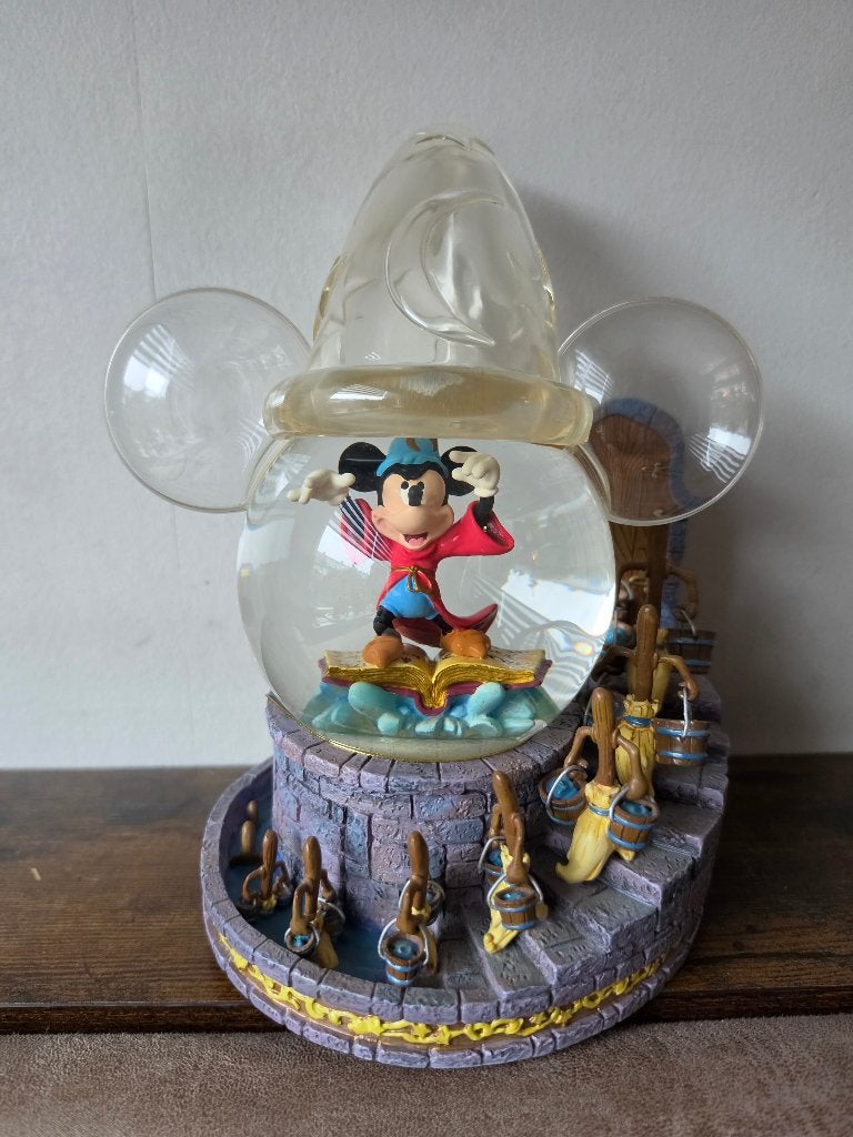 Disney fantasia snowglobe sourcerer aprentice, Verzamelen, Ophalen of Verzenden, Overige figuren, Zo goed als nieuw, Beeldje of Figuurtje