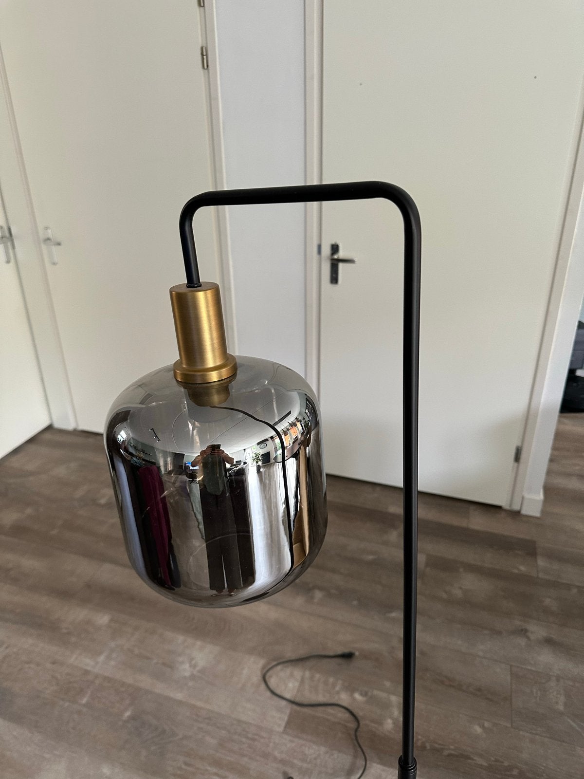 Moderne vloerlamp met rookglas kap, Huis en Inrichting, Lampen | Vloerlampen, Ophalen, Zo goed als nieuw, Glas, 150 tot 200 cm