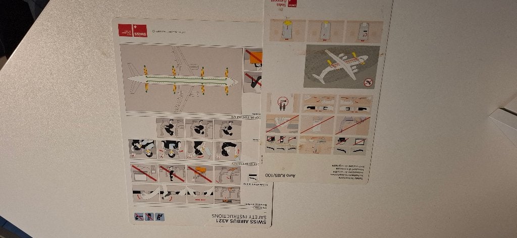 Safety on Board - Swiss Air | Airbus A321 - AVRO RJ 85/100, Ophalen of Verzenden, Gebruikt, Schaalmodel
