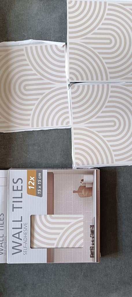 Plak tegels van de Action wit met crème kleur streep en boog, Ophalen of Verzenden