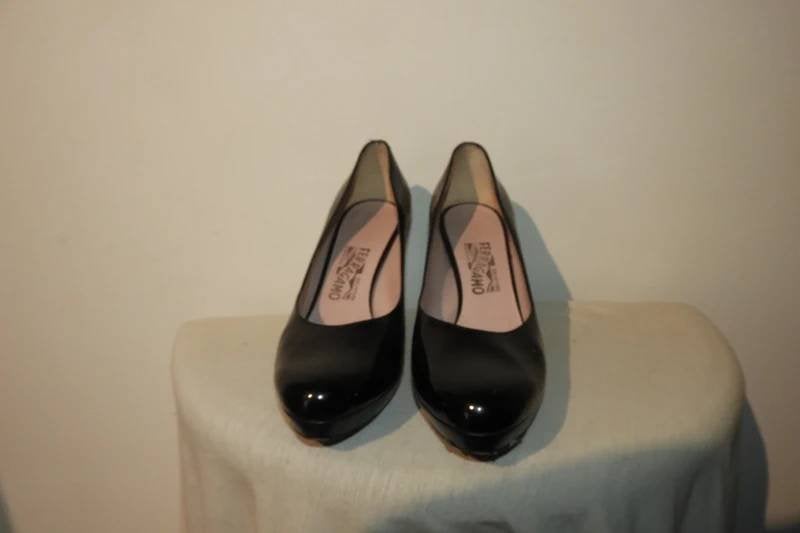 Salvatore Ferragamo zwarte lak leren pumps ronde neus 39.5, Pumps, Verzenden, Zo goed als nieuw, Zwart
