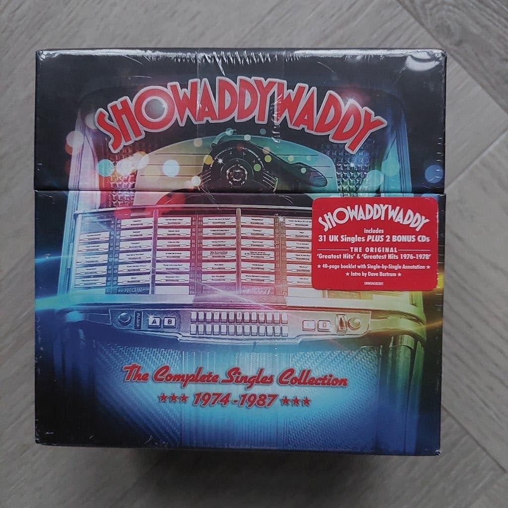Boxset / Showaddywaddy / The Complete Singles Coll.1974-'87, Bonusmateriaal, Ophalen of Verzenden, Pop, Nieuw in verpakking