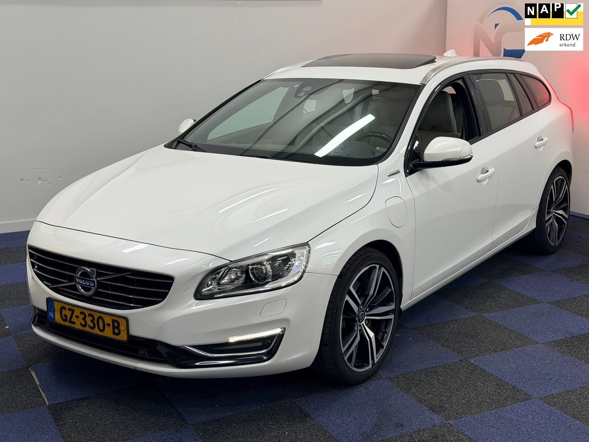 Volvo V60 2.4 D5 Twin Engine Special Edition / SCHUIFKANTELD, Auto's, Volvo, Automaat, Dealer onderhouden, Vierwielaandrijving