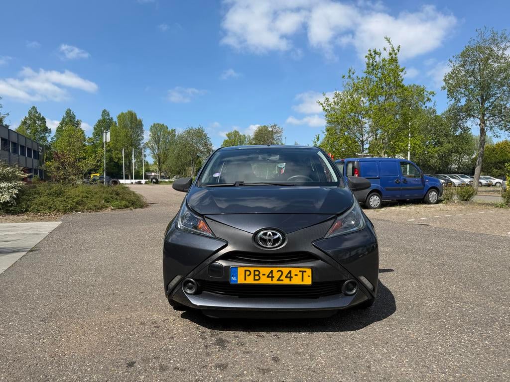 Toyota Aygo 1.0 Vvt-i 69pk 5D 2017 Grijs, Auto's, Toyota, Voorwielaandrijving, 4 stoelen, Origineel Nederlands, Handgeschakeld