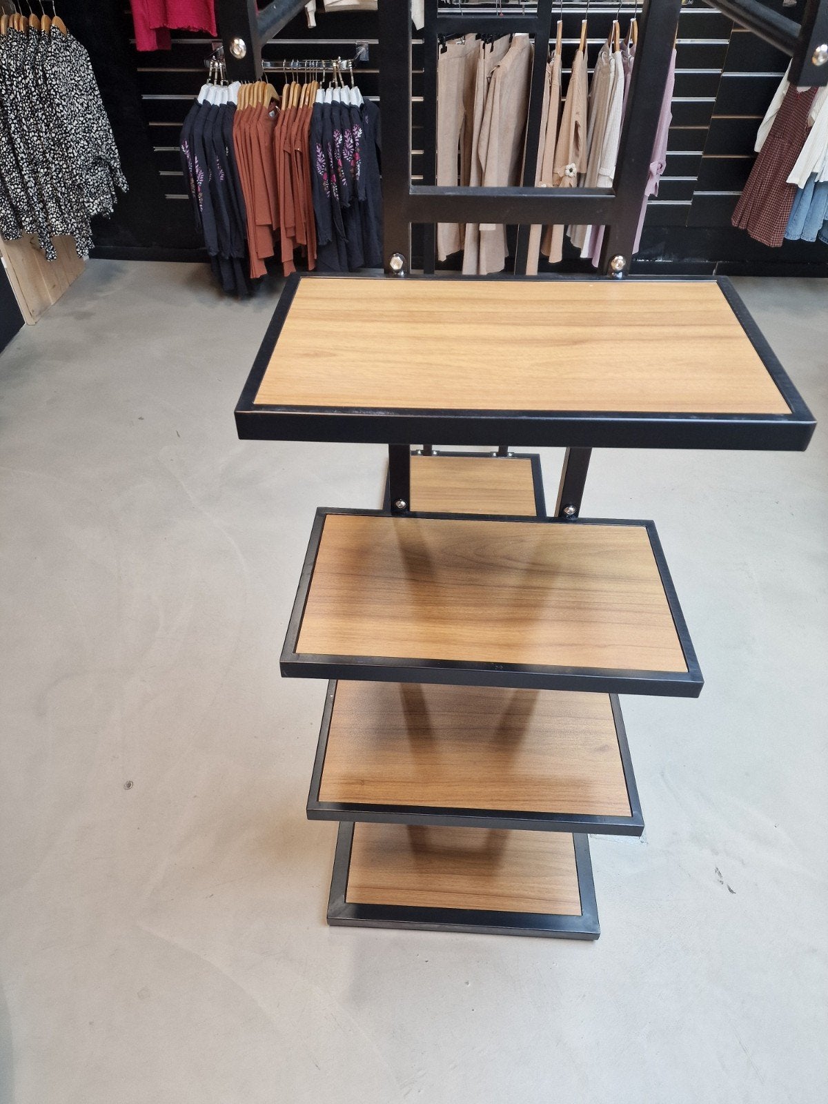 Moderne presentatiestandaard met houten planken, Ophalen