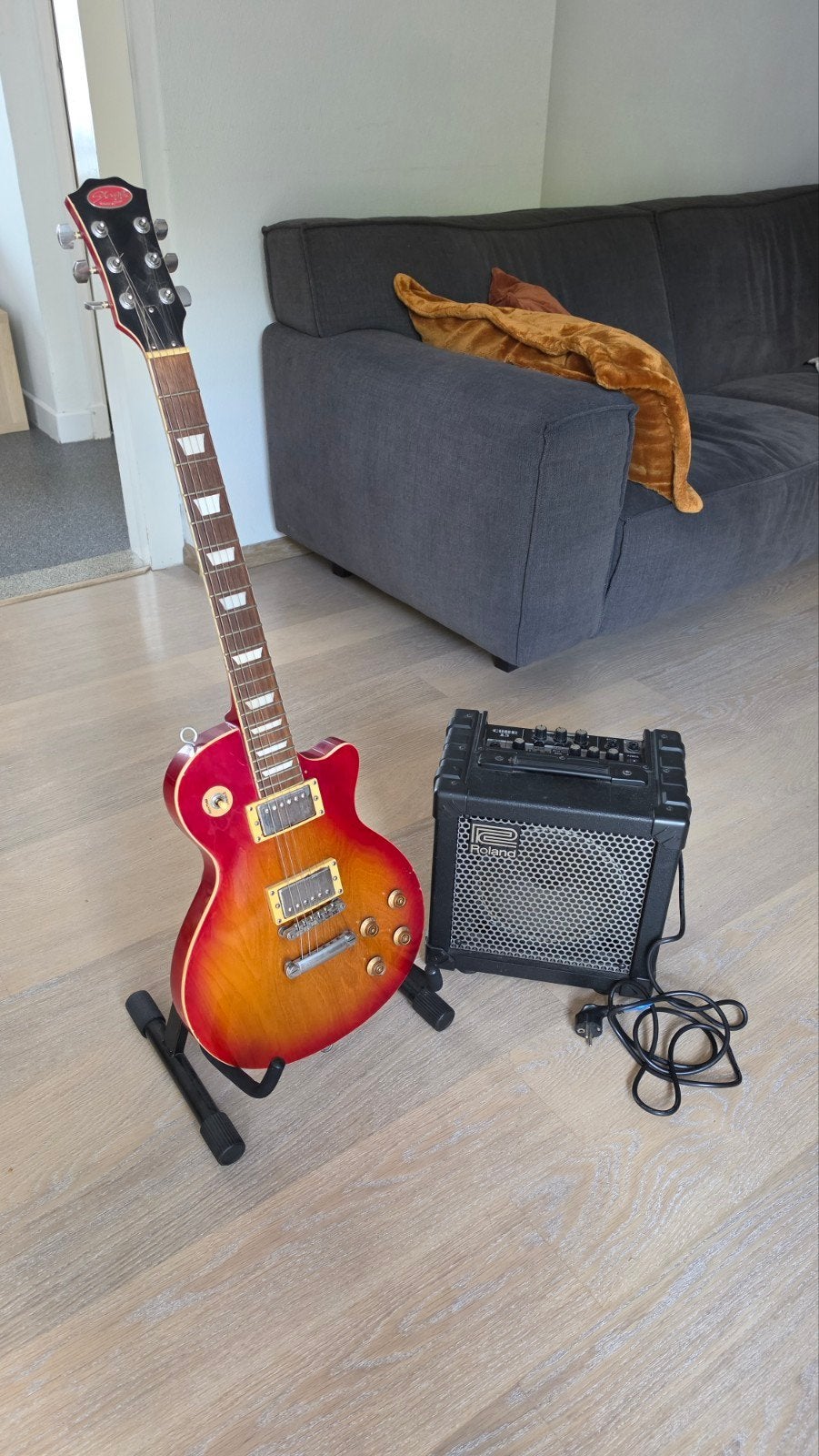 Stagg Les Paul model met Roland Cube 15 versterker, Muziek en Instrumenten, Gebruikt, Met versterker, Solid body, Ophalen