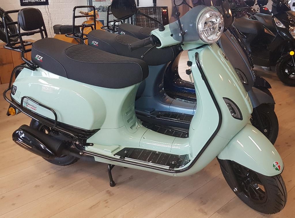 Nieuwe GTS Toscana Dynamic scooter in de kleur Retro Green, Ophalen, Nieuw, Benzine, GTS Toscana