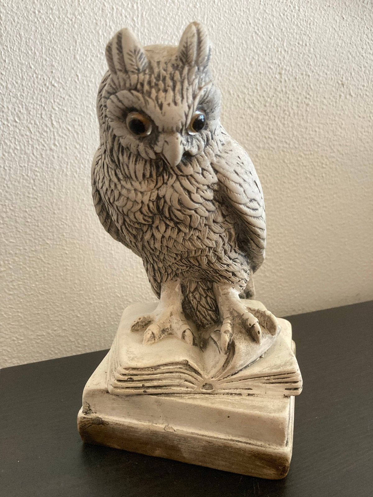 Gesigneerd uilenbeeld op boek - symbool voor wijsheid, Antiek en Kunst, Minder dan 20 cm, Ophalen of Verzenden, Gemerkt, Steen of Keramiek