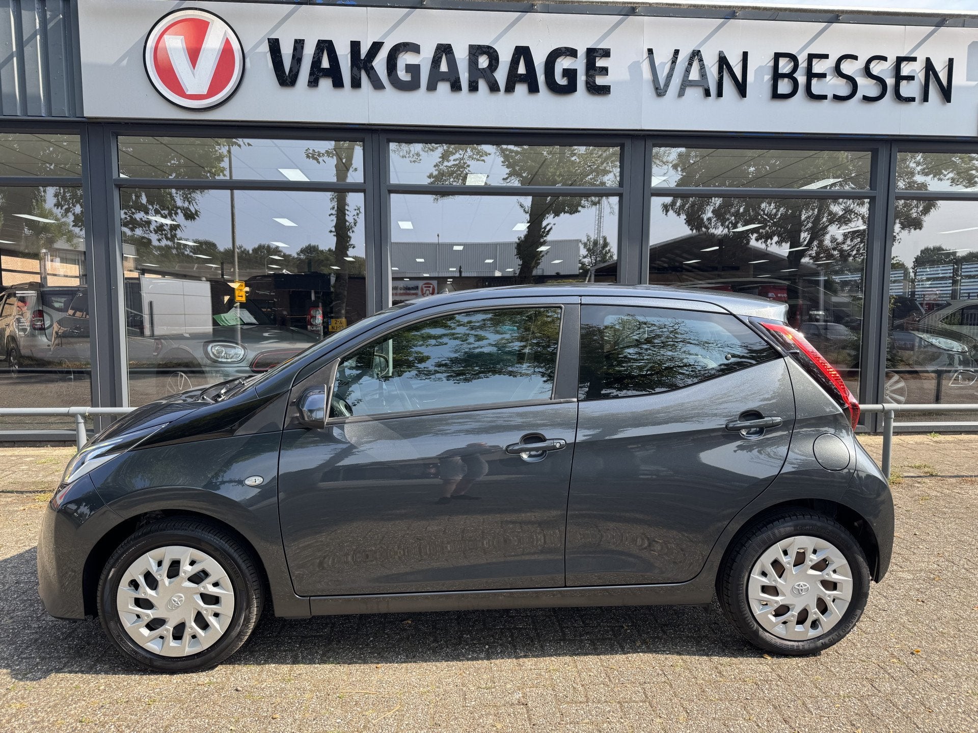 Toyota Aygo 1.0 VVT-i x-play AIRCO-CAMERA-5DRS (bj 2019), Voorwielaandrijving, Gebruikt, Euro 6, 4 stoelen