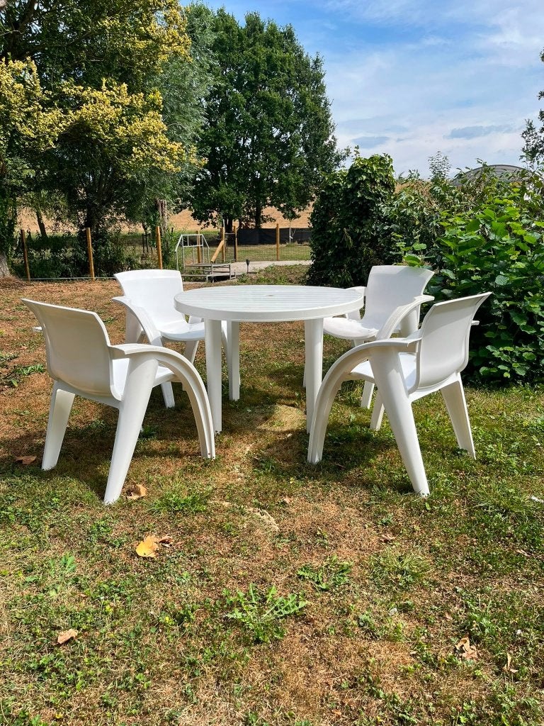 gratis set van 4 nette witte tuin kuipstoelen, Ophalen, Gebruikt, Kunststof, Stapelbaar