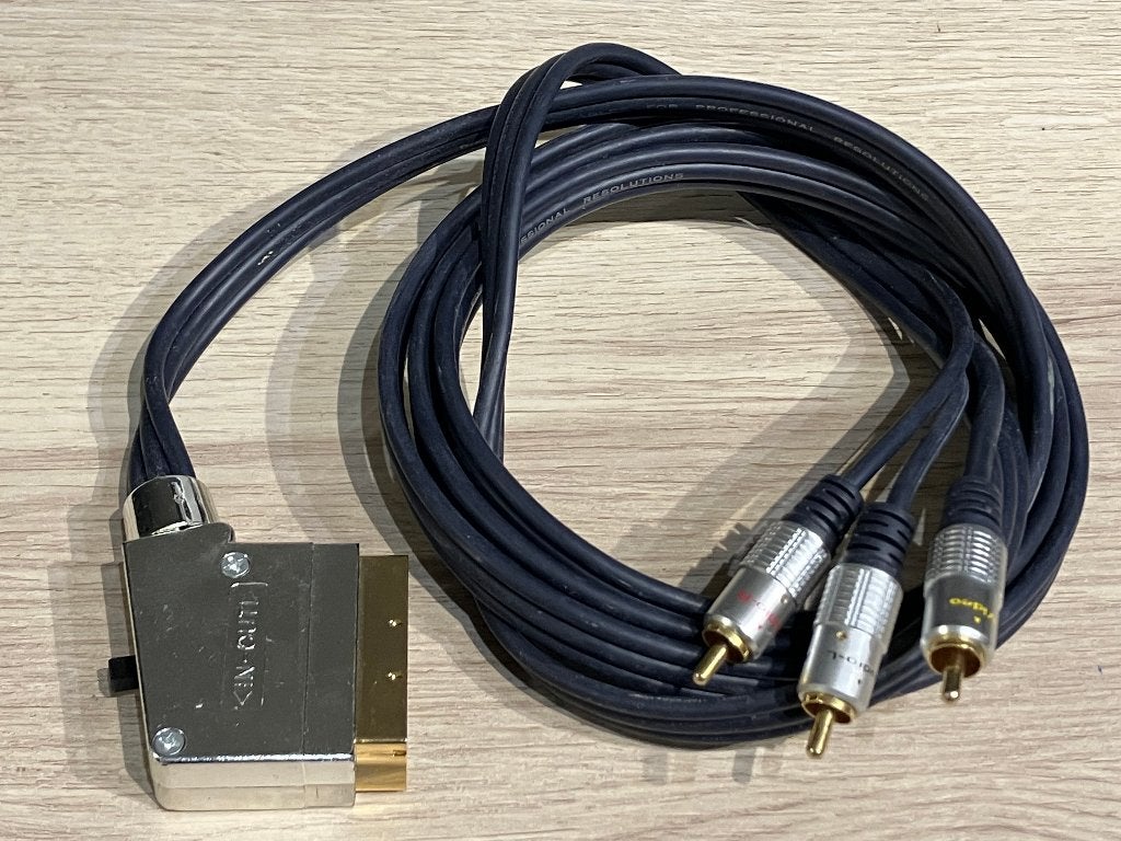 SCART naar COMPOSIET 2 Meter 24 Karaat Goud schak. IN/OUT, Ophalen of Verzenden, Zo goed als nieuw, Minder dan 2 meter, Scartkabel