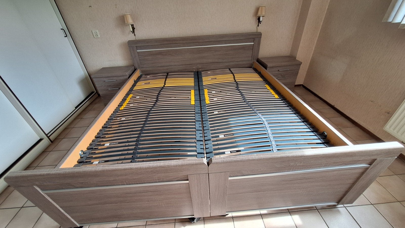 Comfortabel 2-persoons seniorenbed met lattenbodems, Huis en Inrichting, Slaapkamer | Bedden, Bruin, Tweepersoons, Ophalen of Verzenden