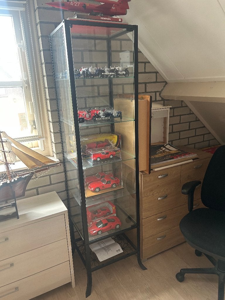 Staande vitrine, KLINGSBO van IKEA, metaal en glas op poten, Ophalen, Minder dan 50 cm, Gebruikt, Glas