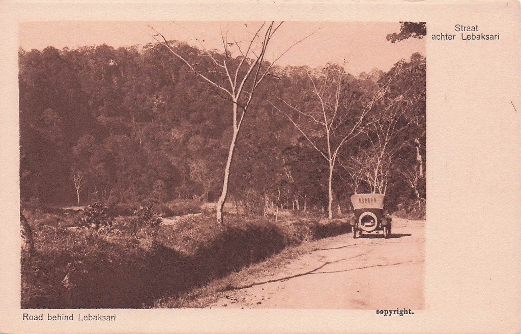 Nederlands Indië - Straat achter Lebaksari met auto, Ophalen of Verzenden, 1920 tot 1940, Ongelopen, Buiten Europa