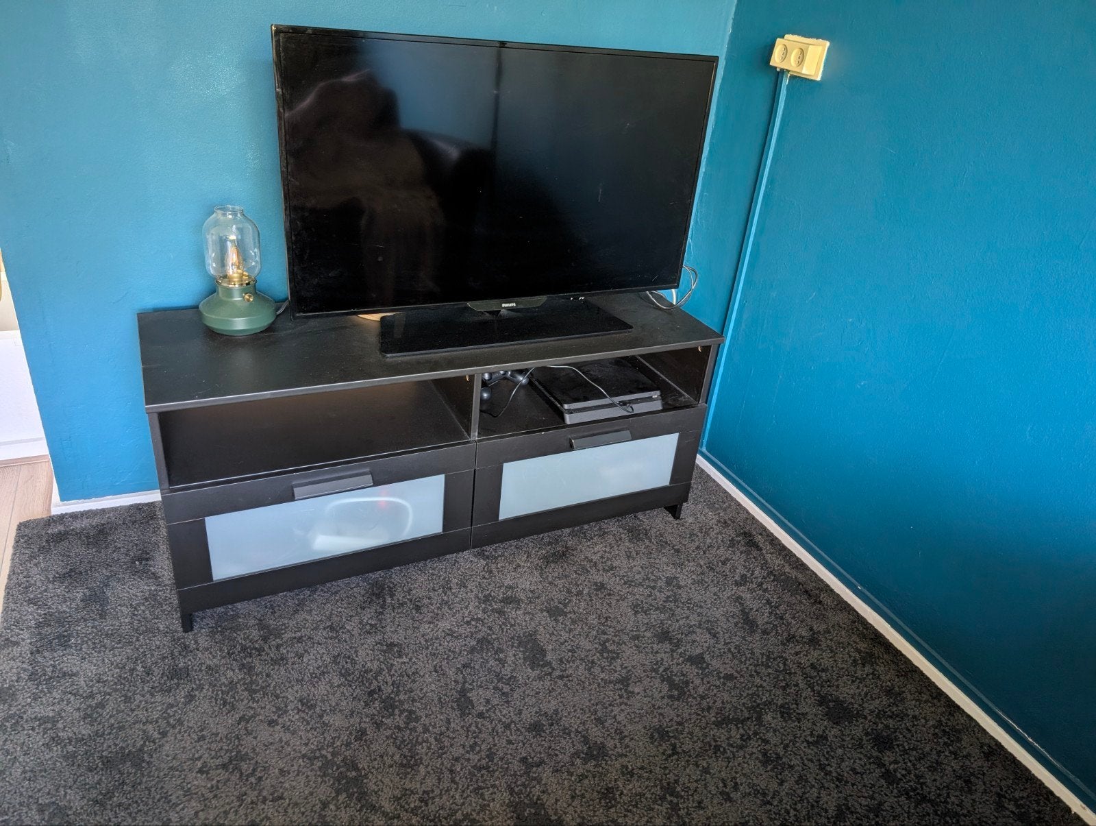 Zwart TV-meubel met opbergruimte en glazen deuren, Ophalen, Gebruikt, 100 tot 150 cm, Overige houtsoorten
