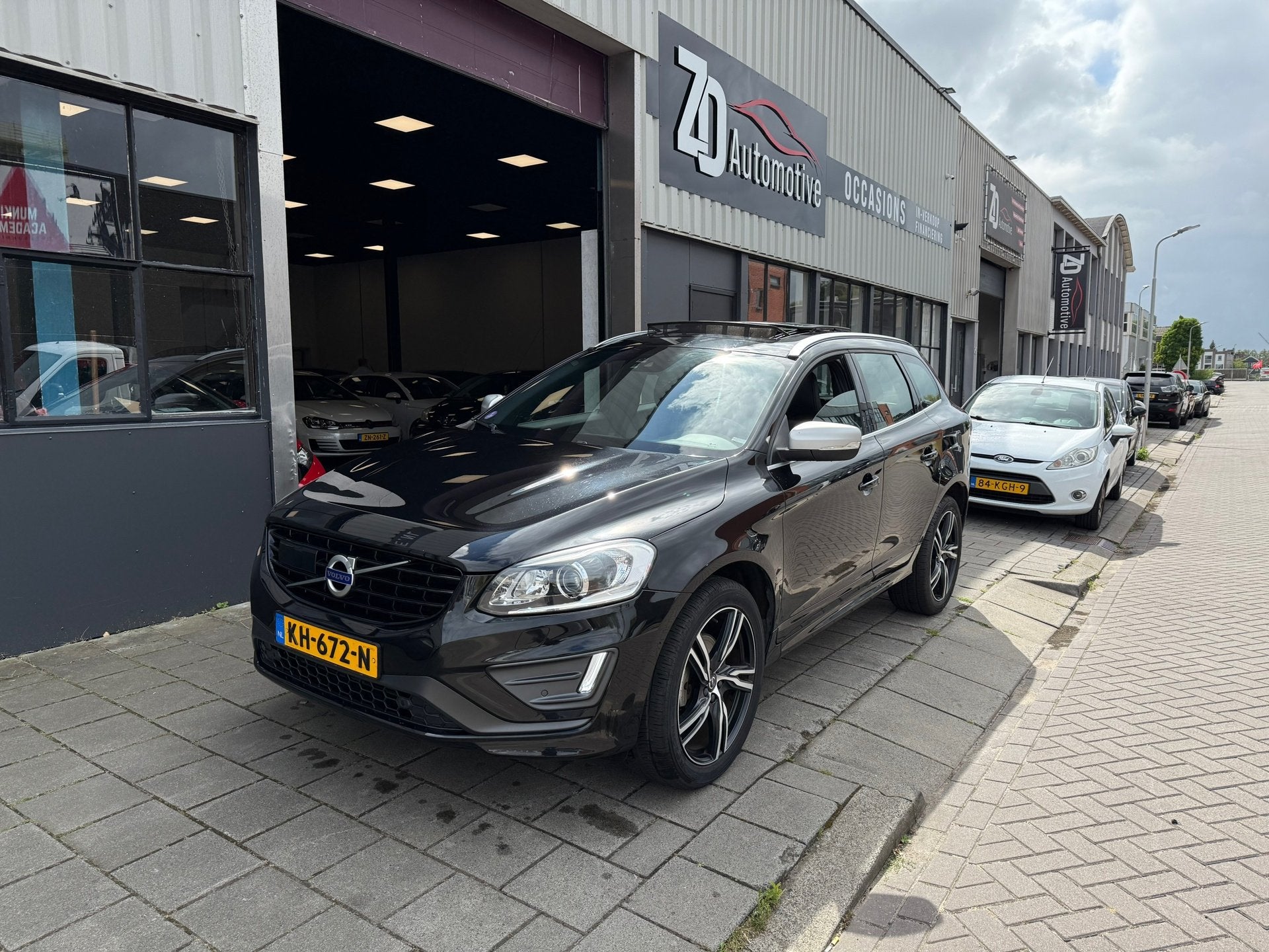 Volvo XC60 2.0 T5 FWD Nordic+ Pano Camera R/Design, 15 km/l, Gebruikt, Euro 6, 4 cilinders