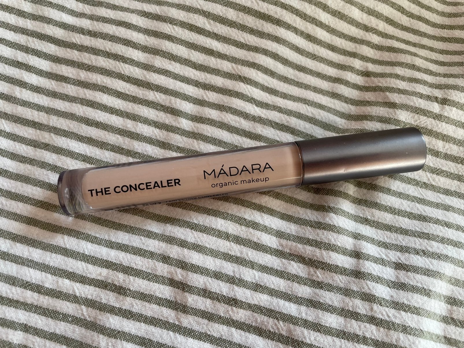 Mádara concealer 25 latte, Gebruikt, Gehele gezicht, Beige, Ophalen of Verzenden