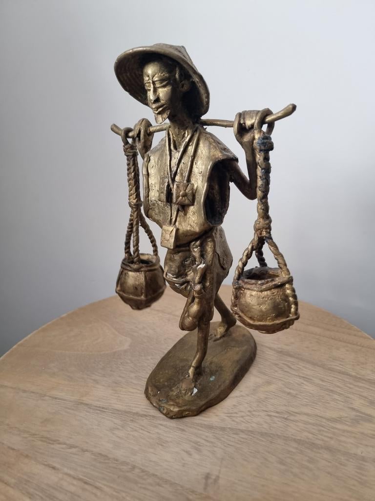 Vintage bronzen beeldje: Aziatische waterdrager, Ophalen of Verzenden