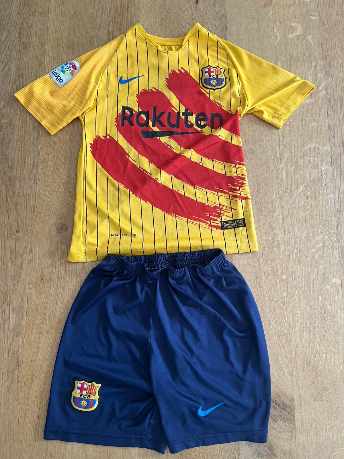 Voetbal tenue FC Barcelona Messi, Maat XS of kleiner, Ophalen of Verzenden, Zo goed als nieuw, Set