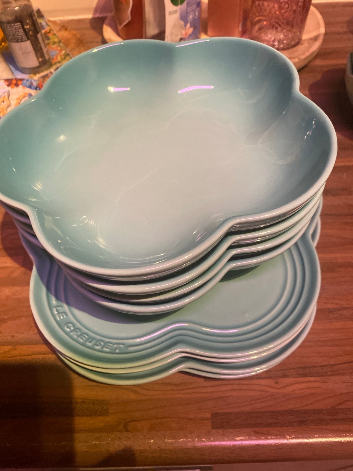 Le Creuset Bloemvormige Borden - nieuw, Keramiek, Ophalen of Verzenden, Zo goed als nieuw, Bord(en)