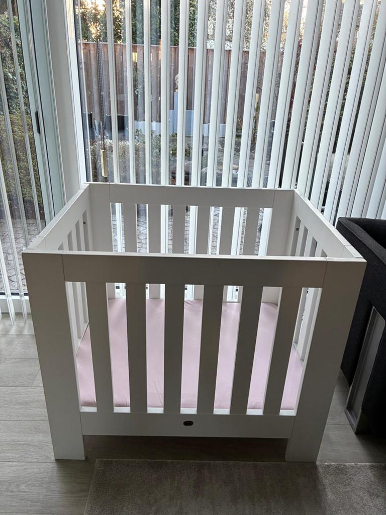 Witte vierkante box incl Nijntje mobiel, Kinderen en Baby's, Boxen, Ophalen, Zo goed als nieuw, Vierkant, In hoogte verstelbaar