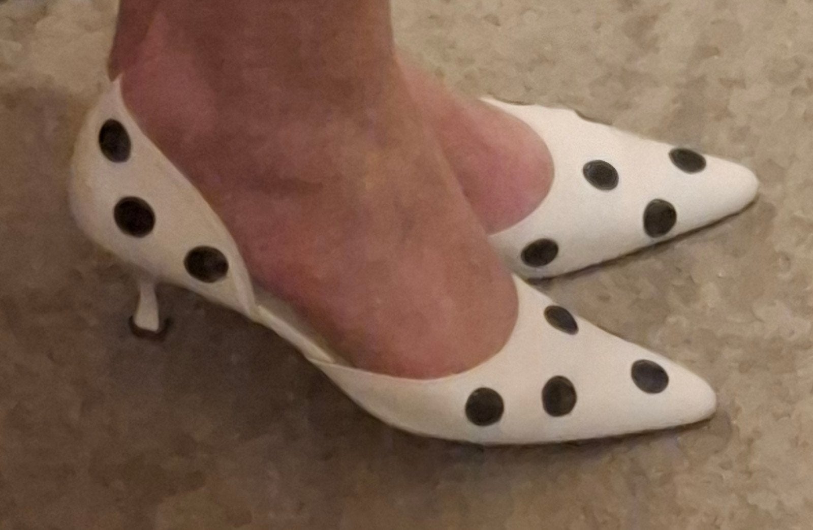 Witte pumps met zwarte polkadots - zgan - mt 38.5, Kleding | Dames, Schoenen, Ophalen of Verzenden, Zo goed als nieuw, Wit