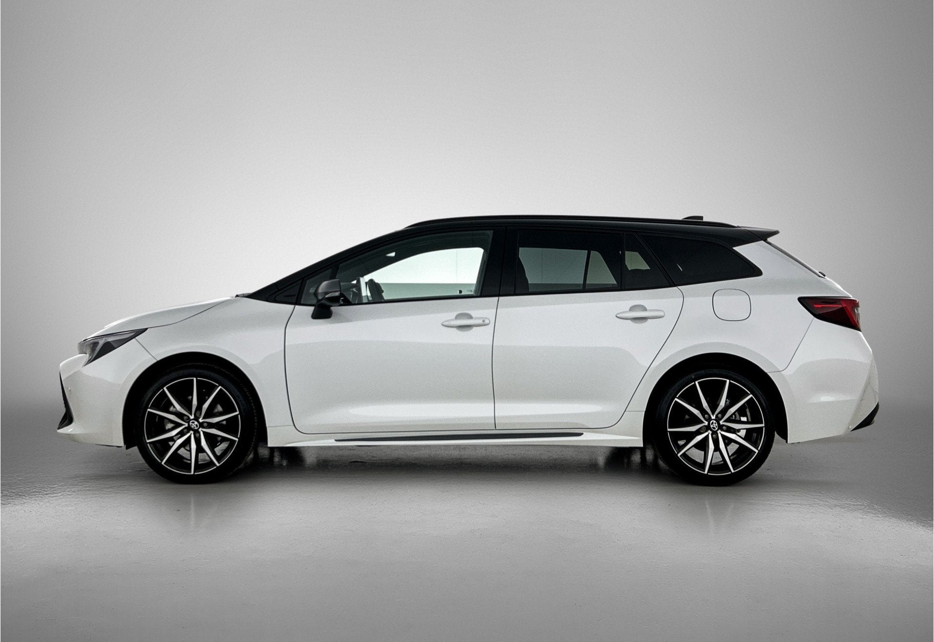 Toyota Corolla Touring Sports Hybrid 180 GR Sport | Navigati, 12 maanden, 450 kg, 4 cilinders, Automatische klimaatregeling