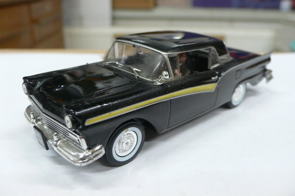 ford fairlane coupe 1957 - universal hobbies- 1/43, Verzenden, Zo goed als nieuw, Auto, Overige merken