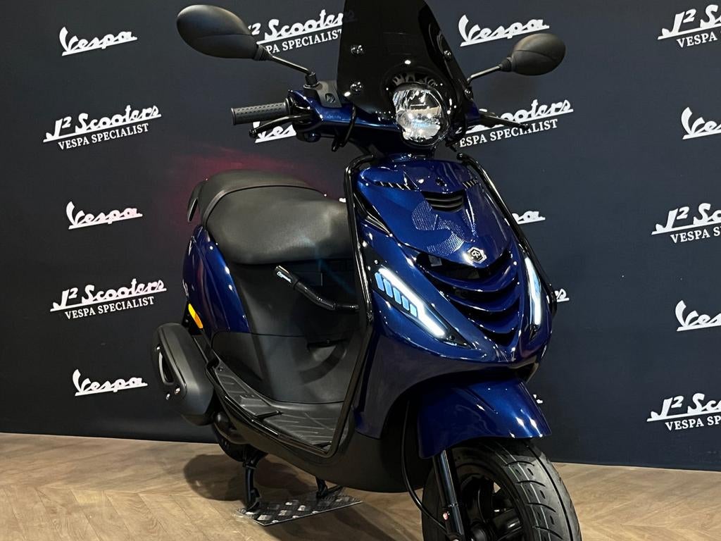 Zip gezocht, Fietsen en Brommers, Scooters | Piaggio, Ophalen, Zo goed als nieuw, Benzine, Zip